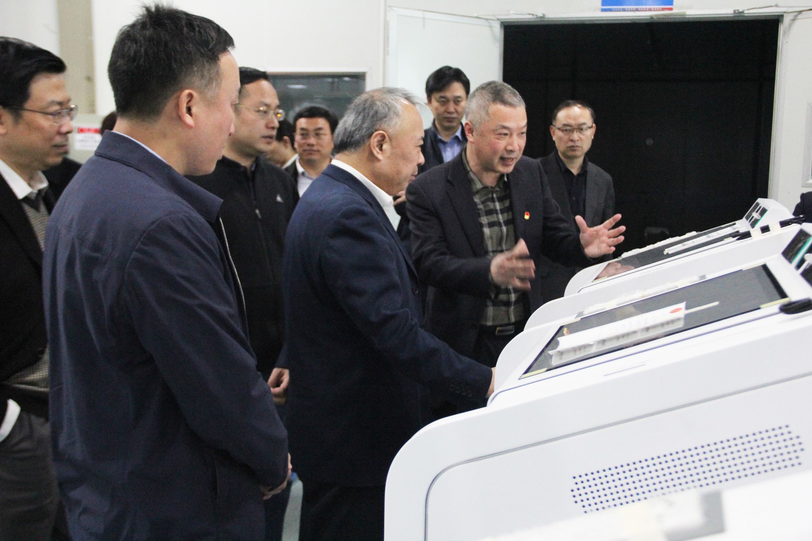 中国电子总经理、党组副书记张冬辰一行调研long8金融工业云智能制造试点示范工作